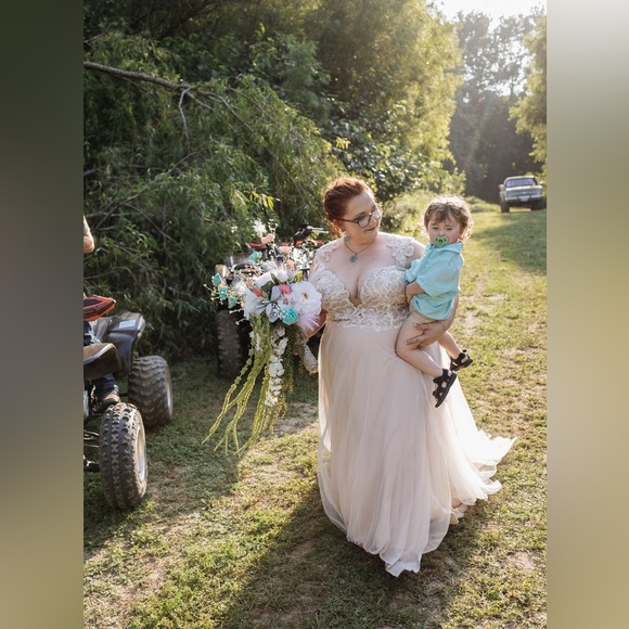 Meet your Posher, Lacey - Picture 2 of 3